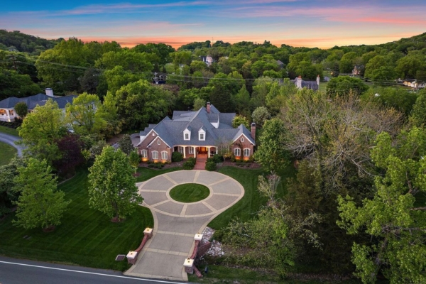 Exquisite Tennessee Retreat: Luxury Living Redefined at $3.54 Million