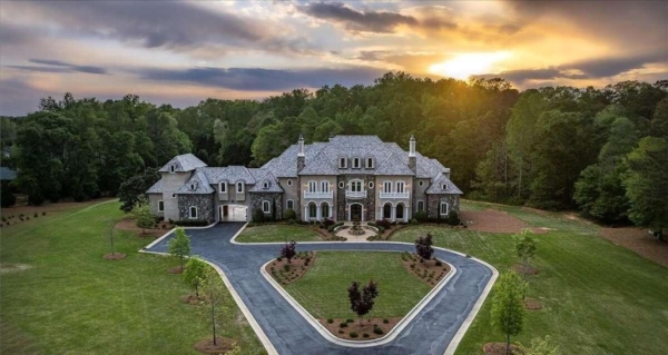 Luxury Living Redefined: Exquisite 10-Acre Mansion in Georgia, Priced at $4.299 Million