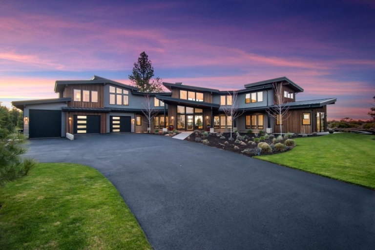 Mountain Modern Majesty: A Luxurious Retreat in Bend’s Tree Farm Neighborhood, Oregon, Offered at $4.125 Million