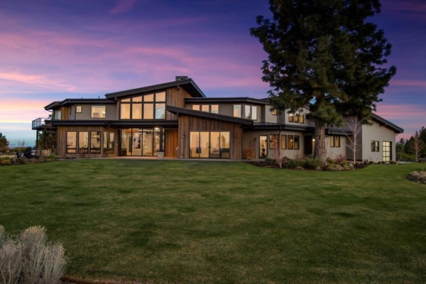 Mountain Modern Majesty: A Luxurious Retreat In Bend's Tree Farm 