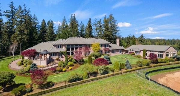 Tranquility Unveiled: Luxurious Oregon Sanctuary Hits Market at $3.875 Million