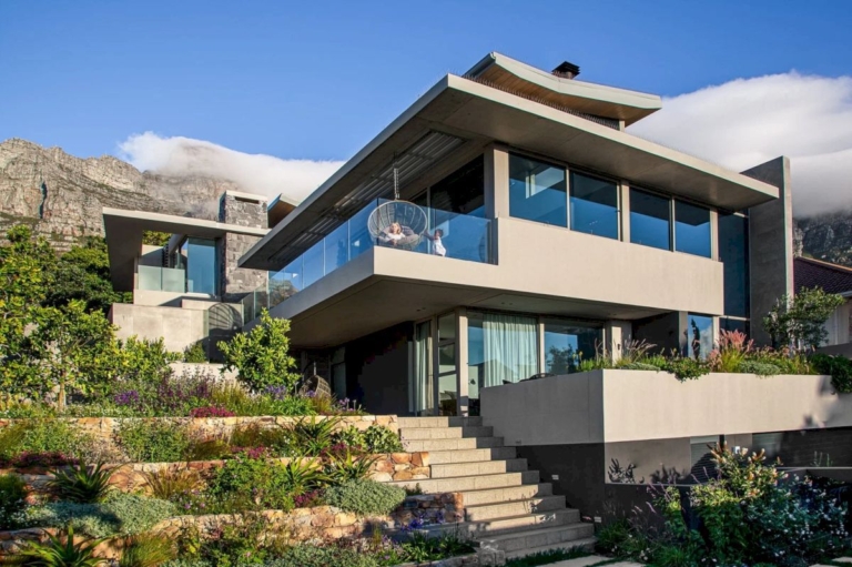 UT 41 House with Coastal Elegance by GSQUARED Architect