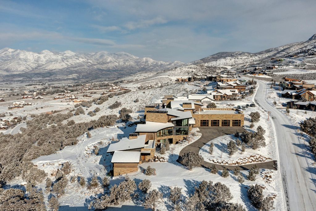 831 N Explorer Peak Drive Home in Heber, Utah. Perched atop the highest ridge within the exclusive confines of Red Ledges, this estate offers unparalleled vistas of the Mountain West. Crafted by renowned architect Michael Upwall, this residence redefines mountain modern living. 