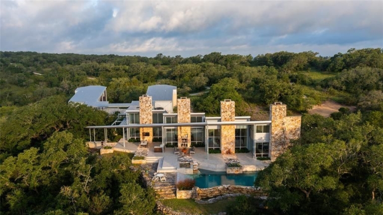 Luxurious Texas Retreat: Seamless Integration of Nature and Opulence Hits Market at $7.5 Million