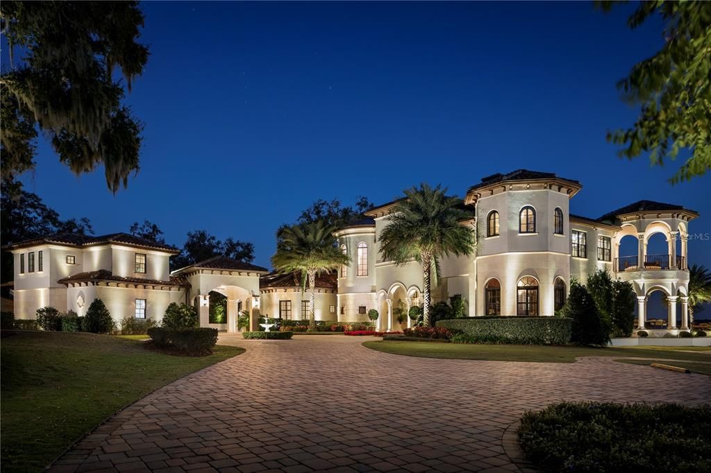 Nestled on 4.743 acres along the Butler Chain of Lakes, this Windermere estate epitomizes luxurious living in Florida. 