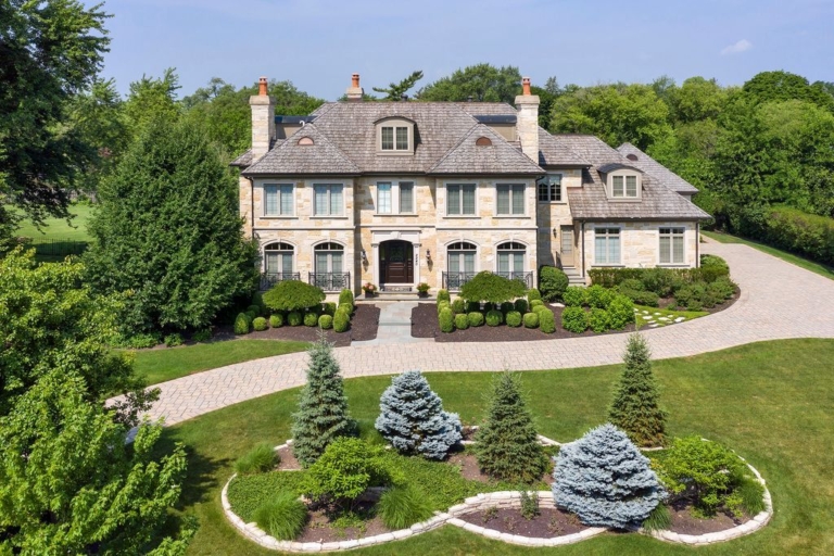 Pure Paradise Awaits: Exquisite $3,495,900 Illinois Home with Resort-Style Outdoor Oasis