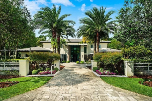 Stunning $10 Million Gated Modern Estate in Pinecrest – The Pinnacle of Luxury Living