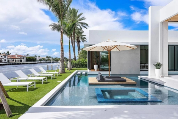 Discover Luxurious Waterfront Living in This $11.5 Million Modern ...