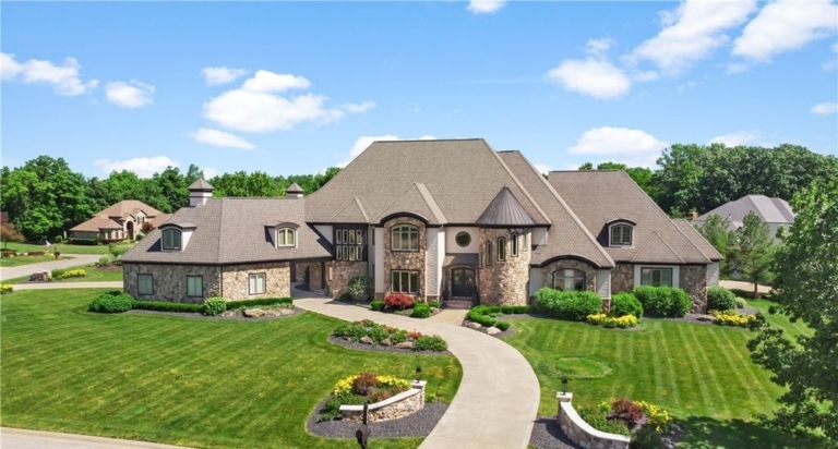 Luxurious Ohio Estate on 1.2 Acres of Stunning Landscaping Listed for $2,995,000