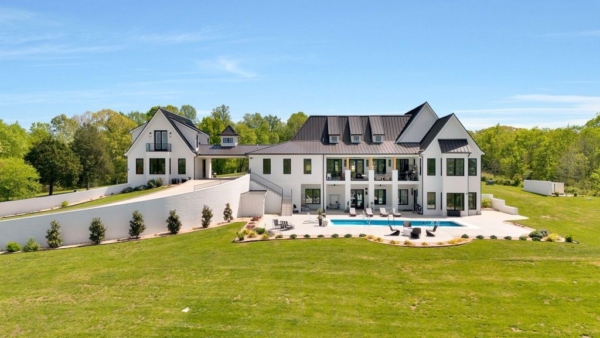 Luxury Meets Country Comfort: 46-Acre Tennessee Estate for $3,999,000