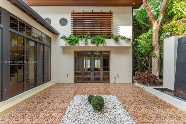 Magnificent $21 Million Waterfront Estate with Stunning Skyline Views ...
