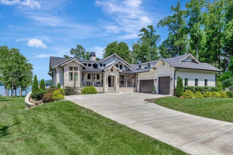 Paradise Found: Stunning Tennessee Home with Spectacular Views on Nearly 1 Acre for $2.7 Million