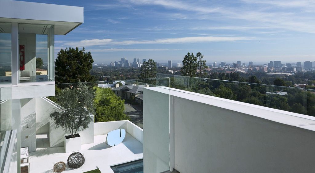 Sarbonne I House, an Urban Oasis in CA by McClean Design