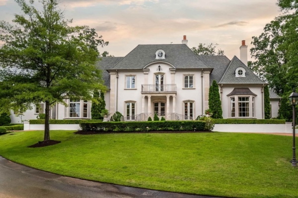 $2.495 Million Tennessee Home: Luxurious Custom Build with Exceptional Craftsmanship