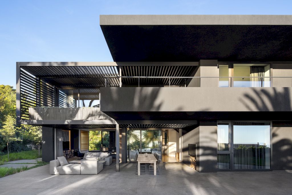 CCA House, memory blends modernity by Greg Wright Architects