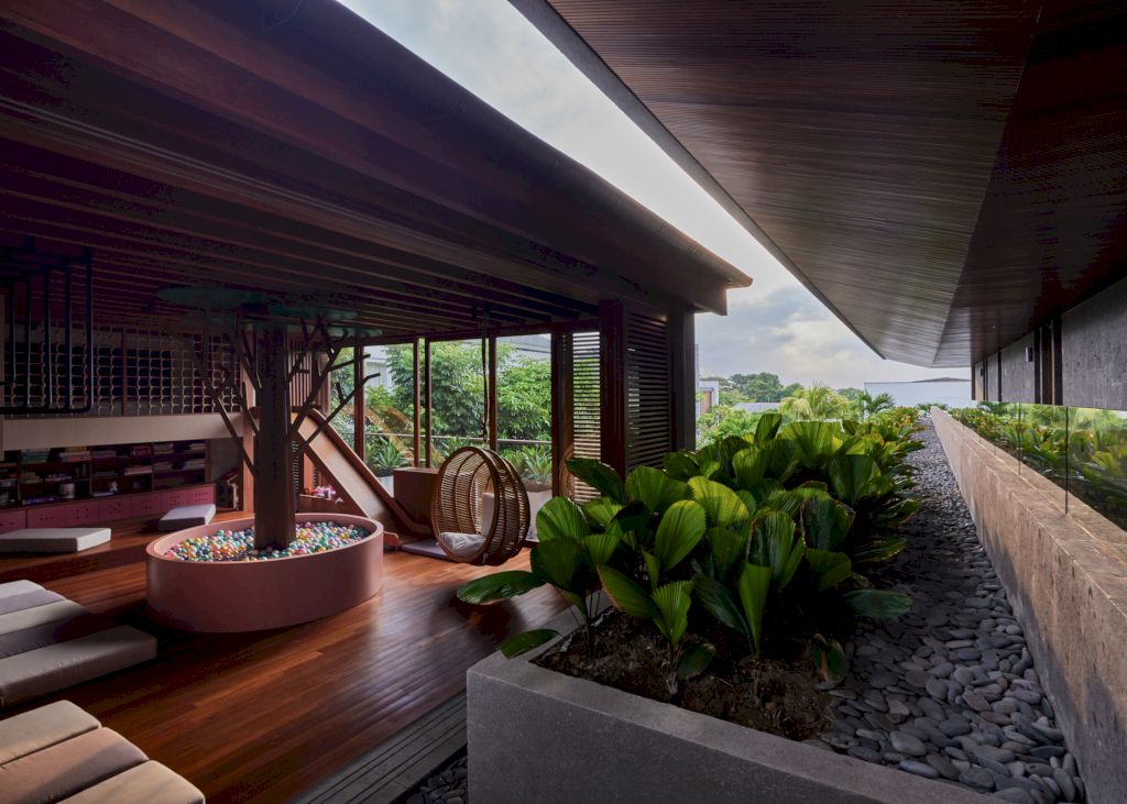 Free Bird Residence, Tropical Modernism by Alexis Dornier