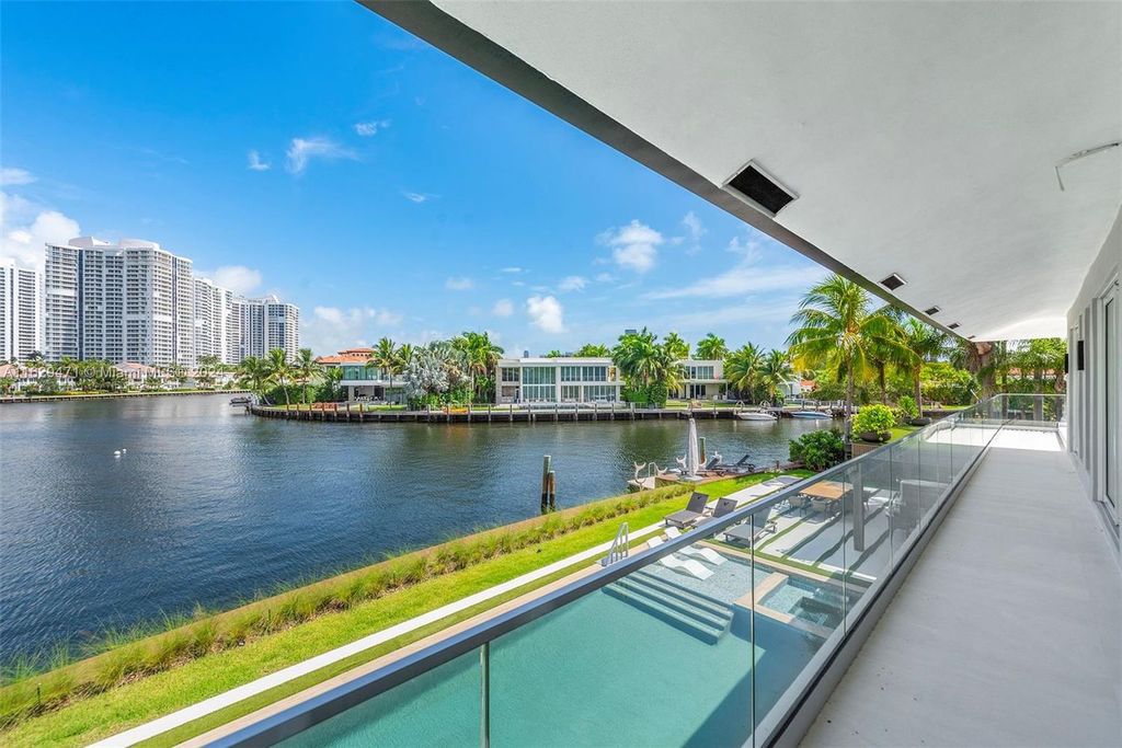 This turnkey 5-bedroom, 4.5-bathroom residence spans 5,549 square feet and boasts 125 feet of prime waterfront on the Intracoastal, perfect for large yachts.