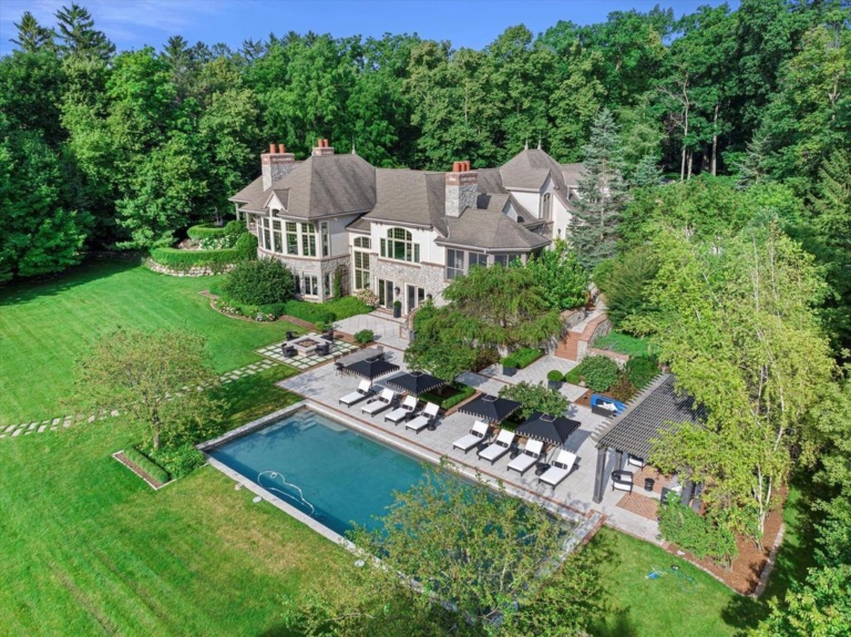 Nashotah Manor: The Pinnacle of Lakefront Luxury in Wisconsin for $8.4 Million