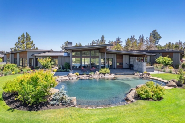 Panoramic Cascade Mountain Views: Luxury and Comfort in Oregon, Offered at $4.8 Million