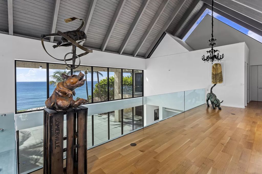 This 6-bed, 6-bath home features a soaring great room with ocean views, a fabulous new chef's kitchen, a guest house, and a resort-style outdoor oasis complete with an infinity pool, koi pond with fountain, and Intracoastal dock