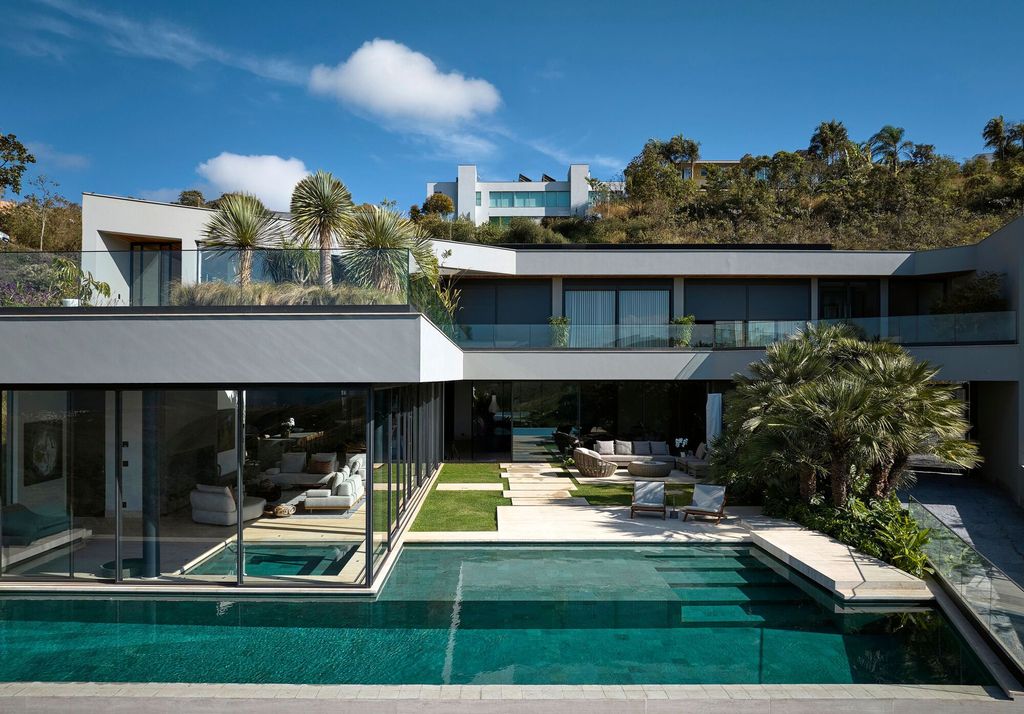 TA Residence, a Hillside Haven by Anastasia Arquitetos