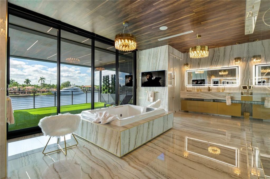 Nestled on one of Fort Lauderdale’s most prestigious channels, 733 Middle River boasts 108 feet of prime deep-water frontage for super yachts.