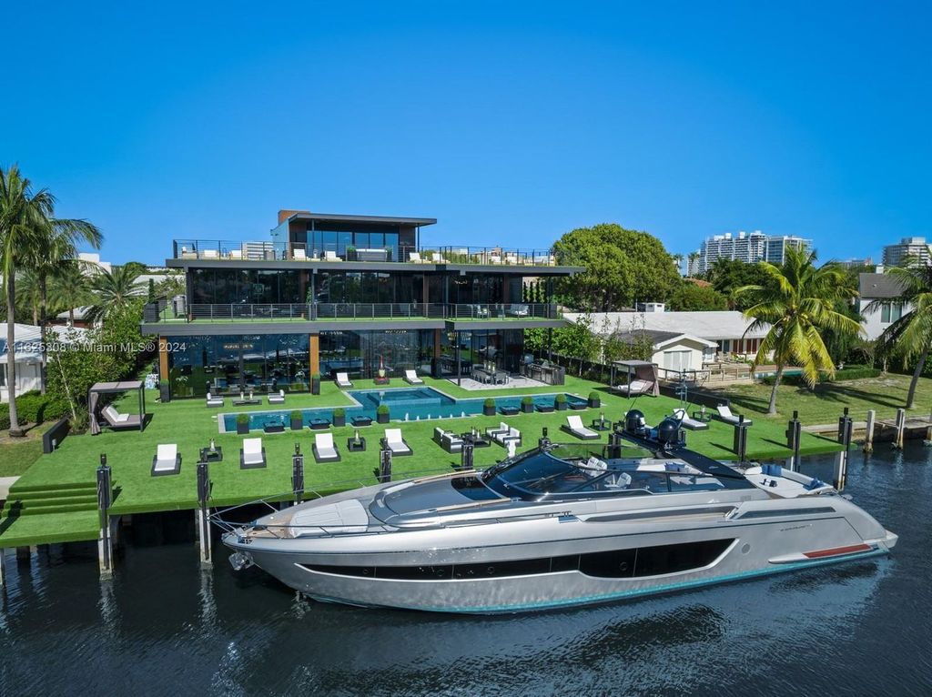 Nestled on one of Fort Lauderdale’s most prestigious channels, 733 Middle River boasts 108 feet of prime deep-water frontage for super yachts.