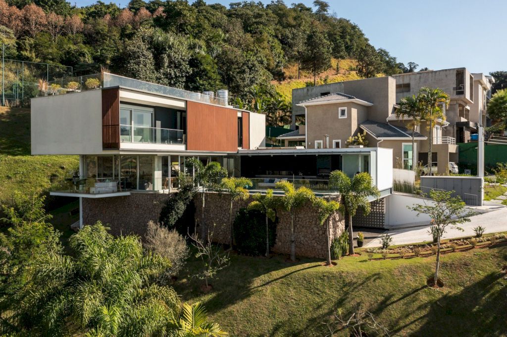 VR House in Brazil by SAU Studio Arquitetura Urbanismo