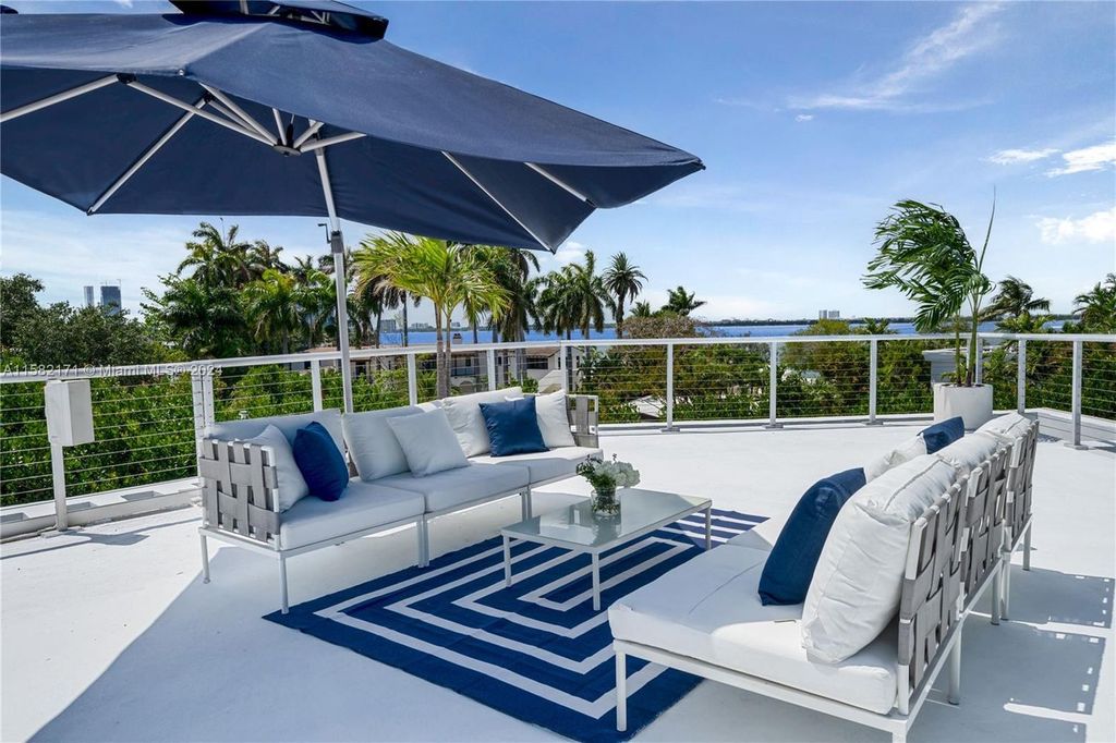 Experience luxury at Casa Sails, a stunning 5-bed, 5.5-bath residence inspired by the elegance of a grand sailboat.