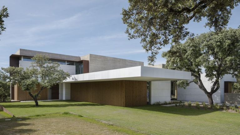 A Single-Family Home by Bueso-Inchausti & Rein Arquitectos