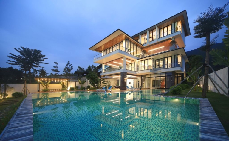 Climbing Roses Villa in Vietnam by ACCESS design lab