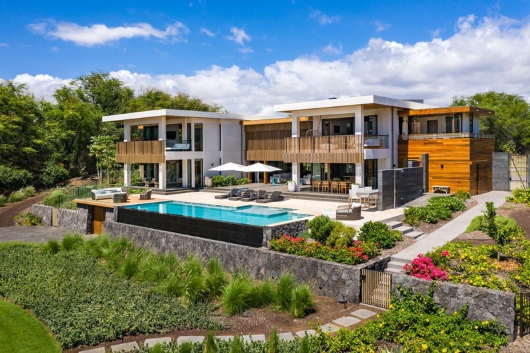 Incredible Contemporary Custom Home on 2+ Acre Bay-Front Estate in Hawaii Listed for $28 Million