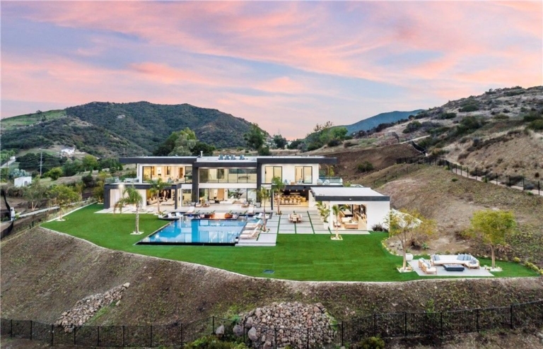 Stunning Malibu Home: $11.5 Million for Panoramic Views and Luxurious, Private Living