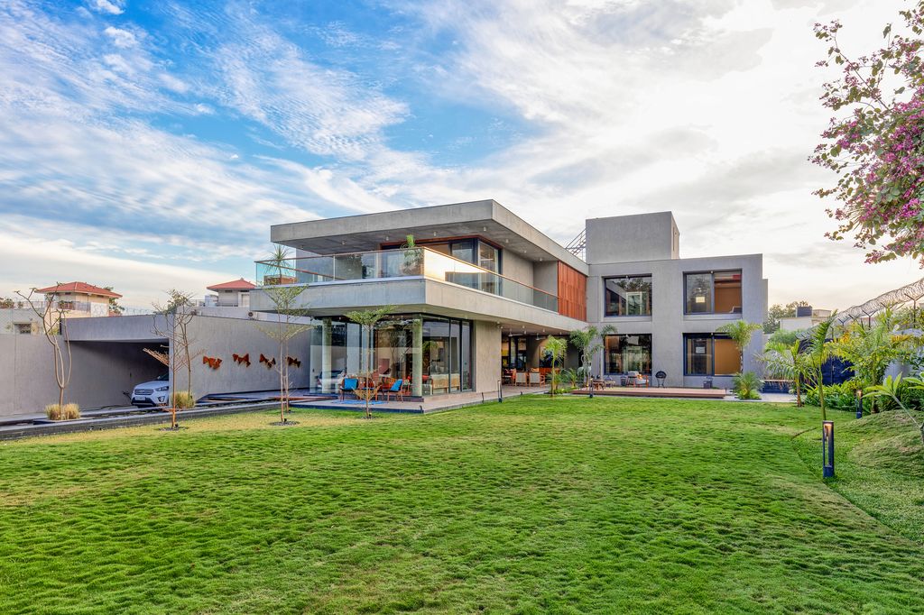 The Verandah House: Contemporary Elegance by VPA Architects