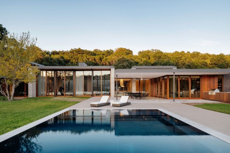 Water’s Edge House in Texas by A Parallel Architecture