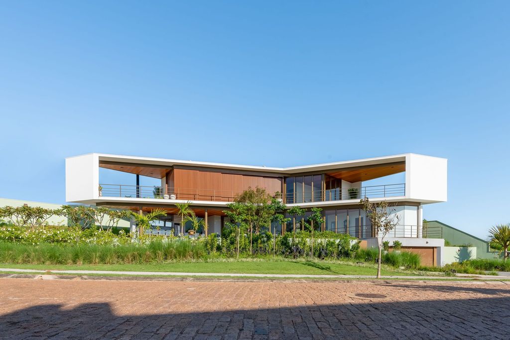 14-Bis House with Bucolic Serenity by Uffizi Arquitetura