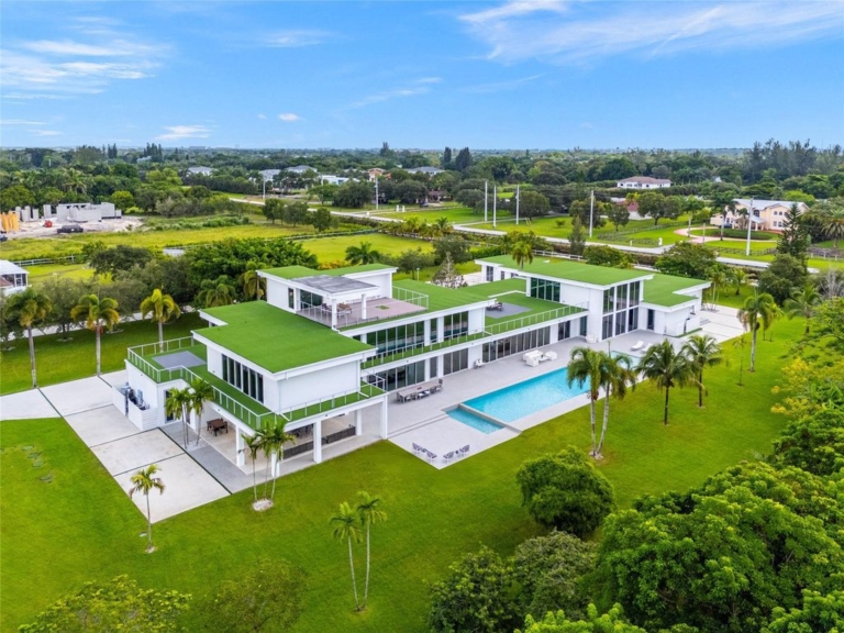 $24 Million Ultra-Modern Estate on 4+ Acres with Rooftop Lounge in Fort Lauderdale