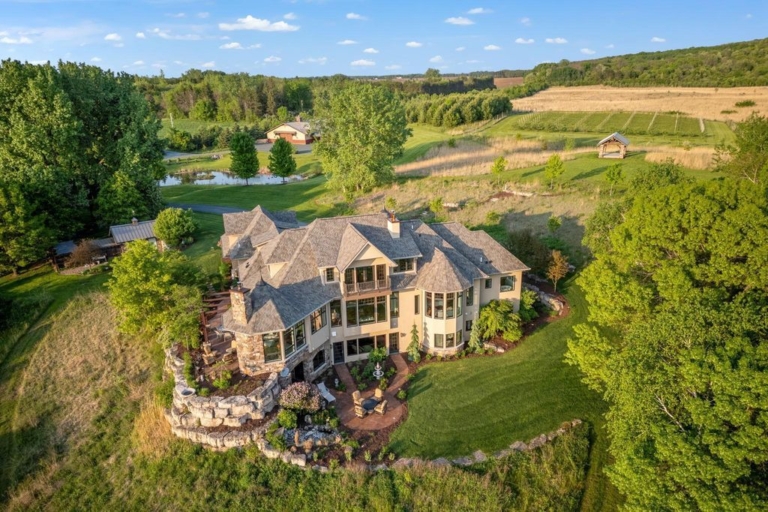 Elegance and Functionality Combined: Open Layout Property in Wisconsin, Asking $3.2 Million