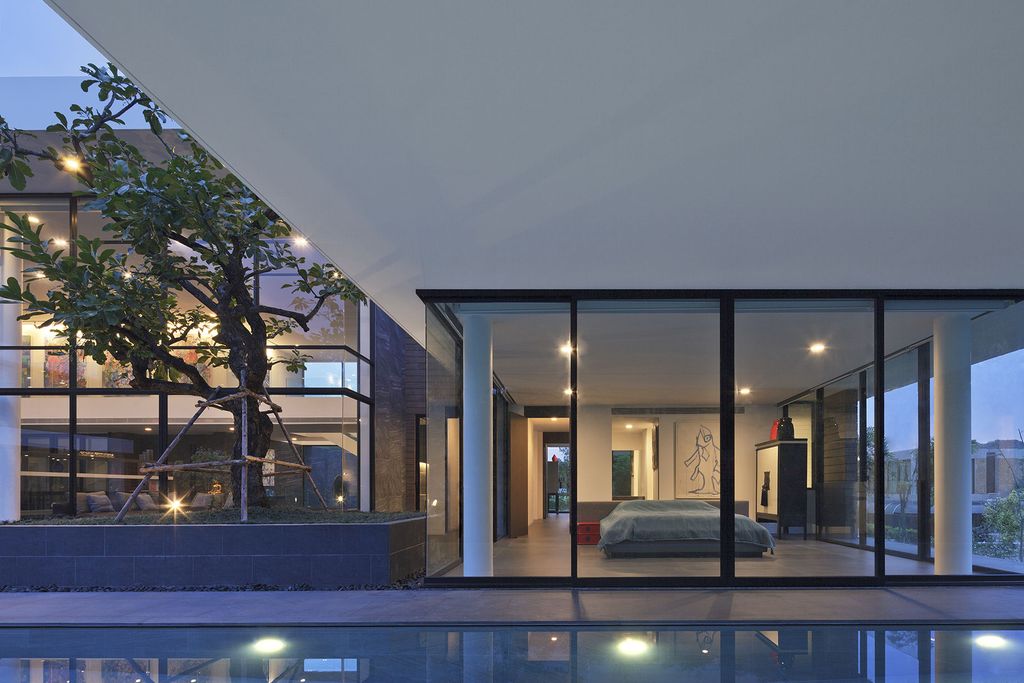 Horizontal House in Thailand by Ayutt and Associates Design