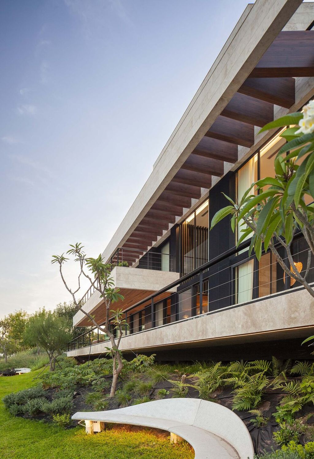 Sena House, Haven of Modern Elegance by REMY Architects