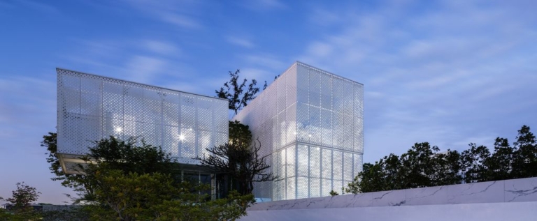 Shade House in Urban Bangkok by Ayutt and Associates design