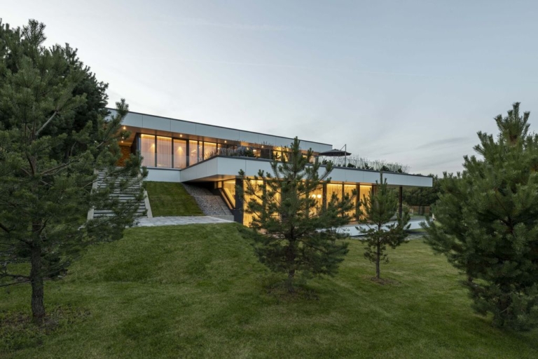 Terrace House, a Panoramic Retreat by ArchLAB Studio