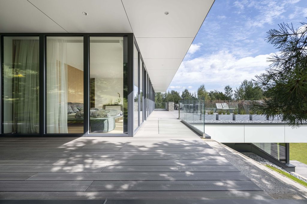 Terrace House, a Panoramic Retreat by ArchLAB Studio