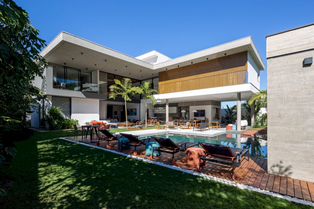 Casa Sangalli, beachfront sanctuary by Raiz Arquitetura