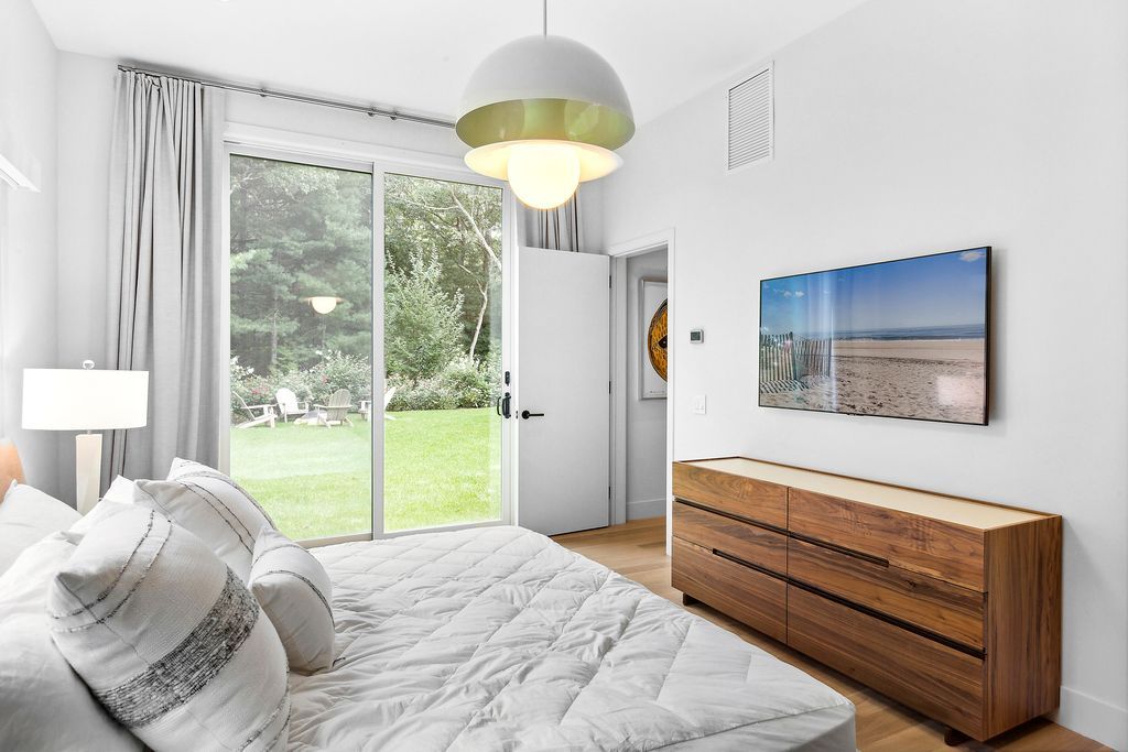 Contemporary New York Residence Featuring Warm Interiors and Modern Finishes Listed for 5.5 Million 15