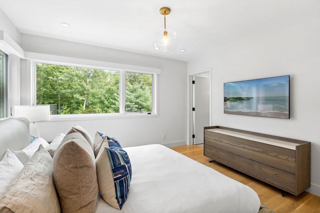 Contemporary New York Residence Featuring Warm Interiors and Modern Finishes Listed for 5.5 Million 19