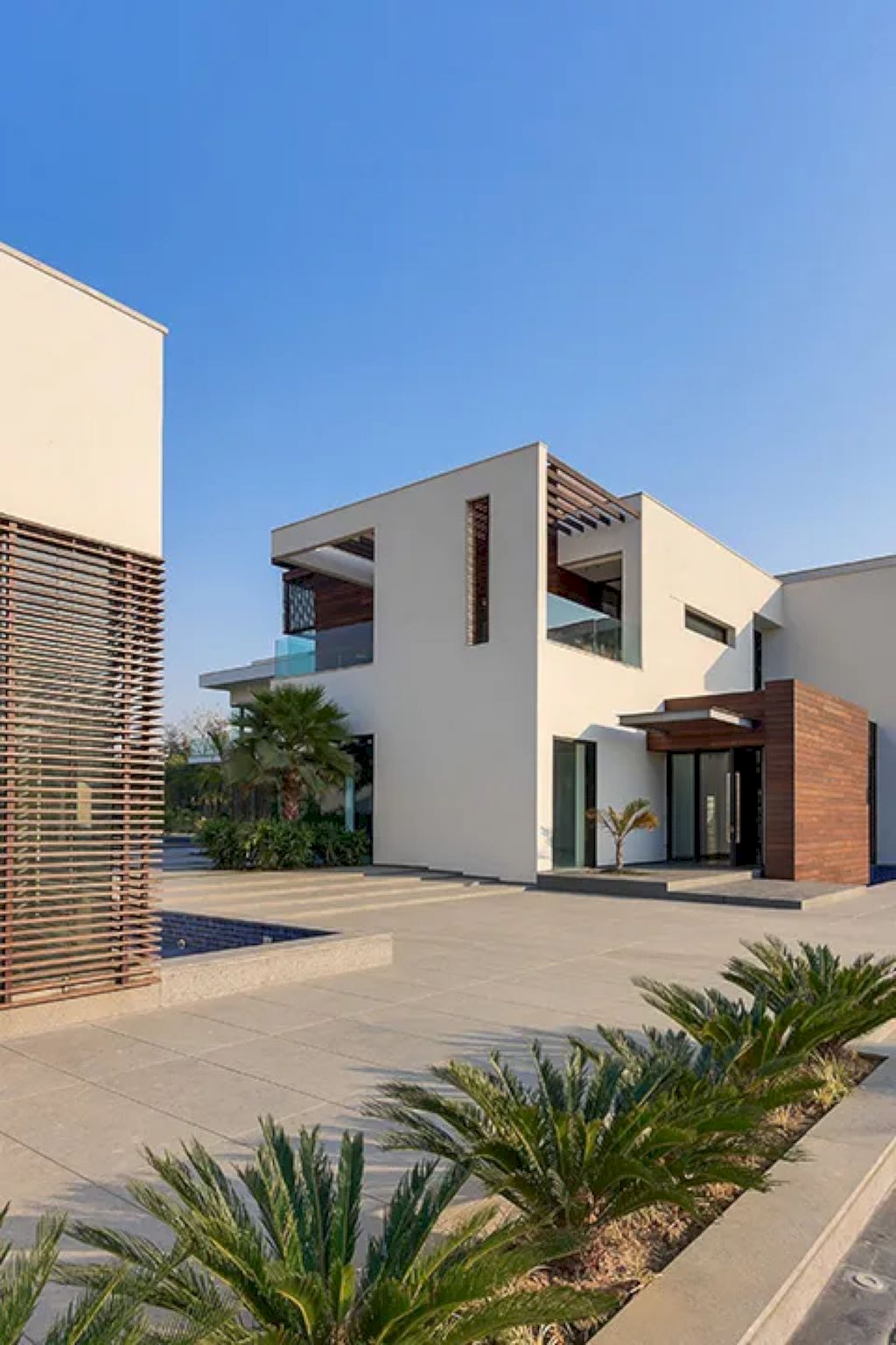 House Outhouse with centralized open spaces by DADA Partners