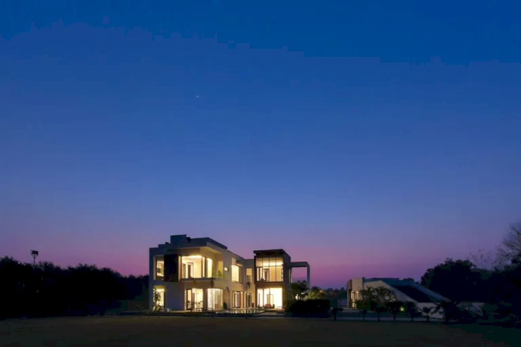 House Outhouse with centralized open spaces by DADA Partners