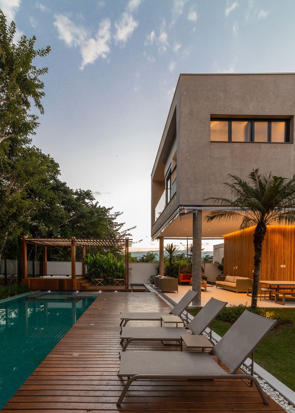 Krauthamer House, a Modern Haven by Raiz Arquitetura