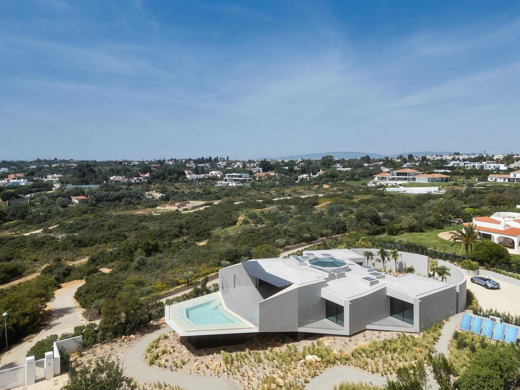 SkyBase One House, Unique design by Bespoke Architects